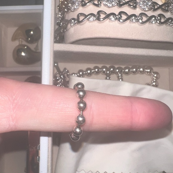 Pre-loved Authentic GUCCI ring. Size between 7-8. Fits good on index or middle. - Picture 2 of 4